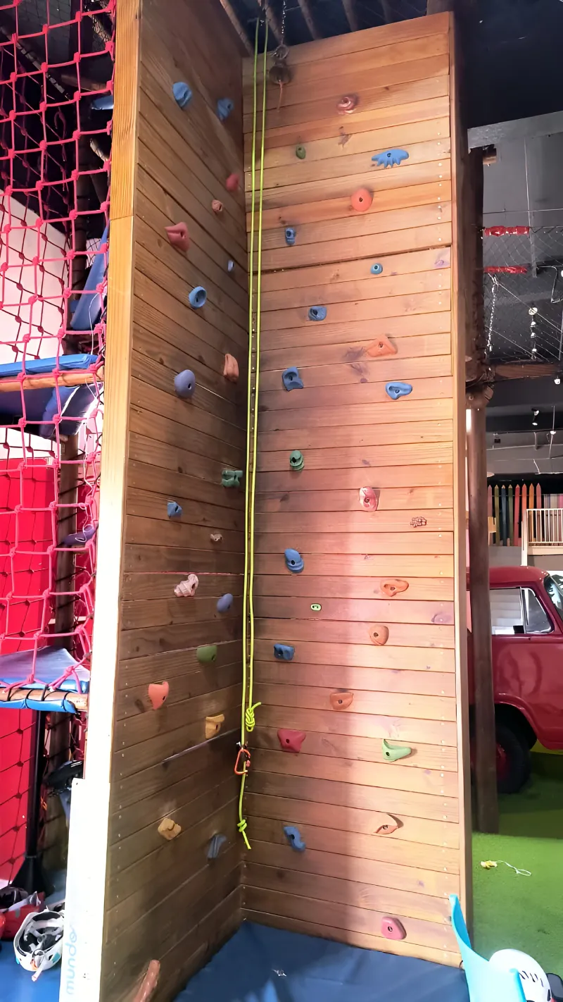 Parede de escalada de madeira montada em evento — Tribo da Trilha PE