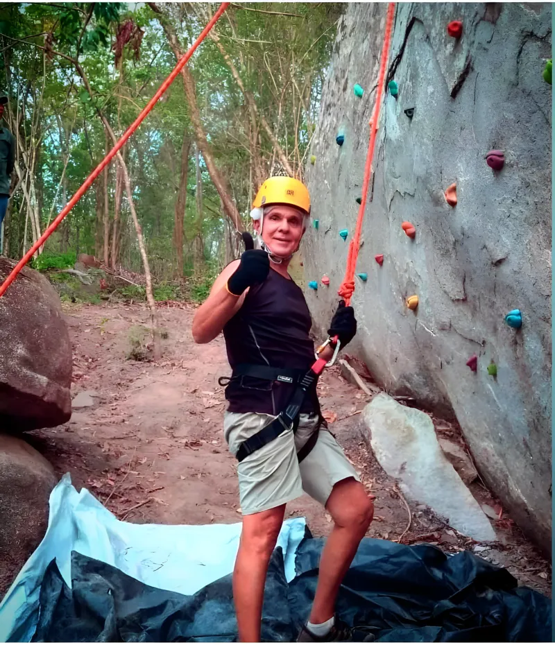 Escalada em rocha com equipamento completo — Tribo da Trilha PE