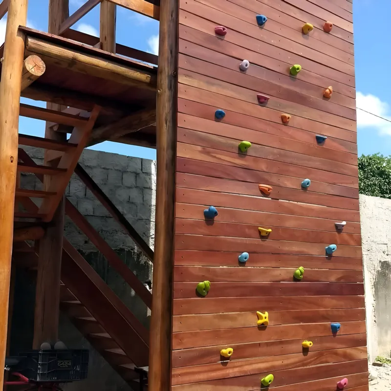 Parede de escalada de madeira com torre e escada de acesso — Tribo da Trilha PE