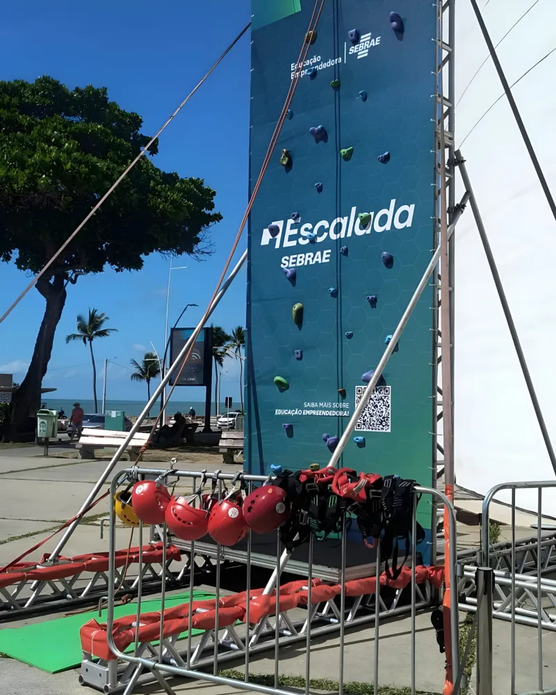 Torre de escalada com estrutura metálica em evento do Sebrae — Tribo da Trilha PE