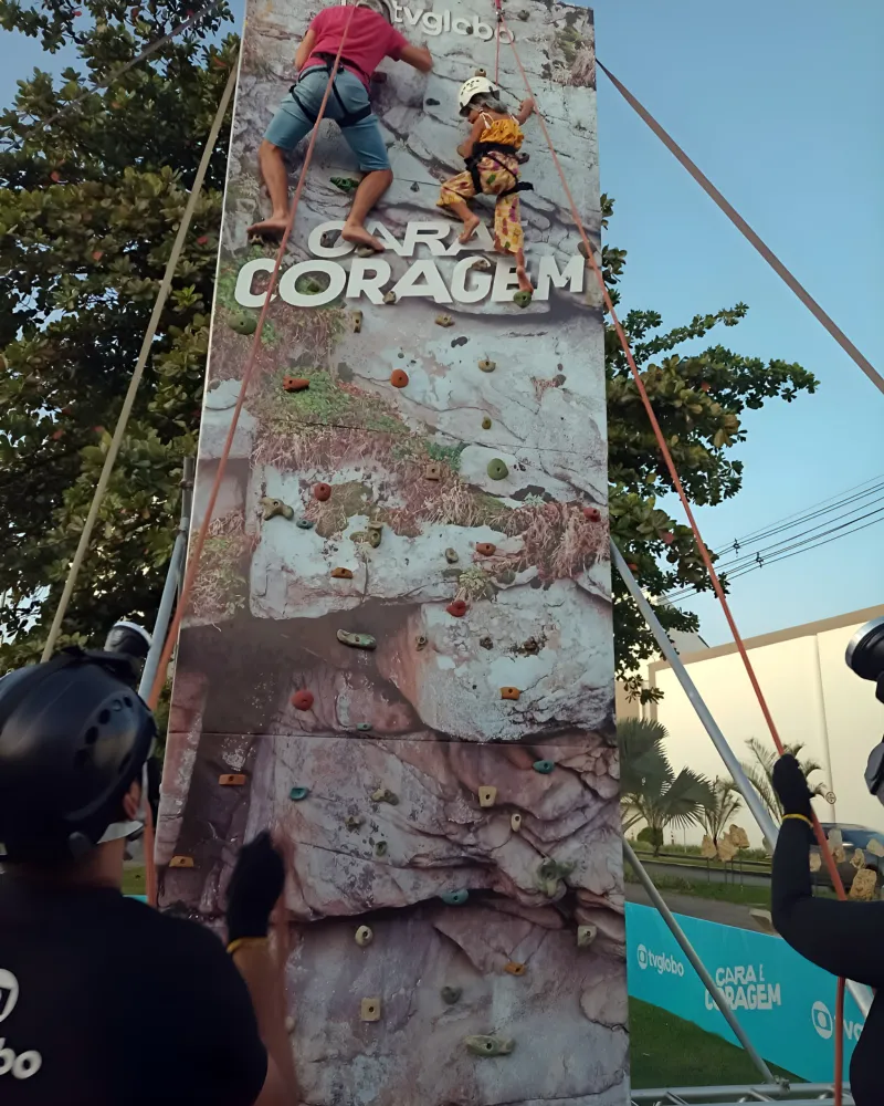 Escalada em parede de evento com a equipe da Tribo na base — Tribo da Trilha PE