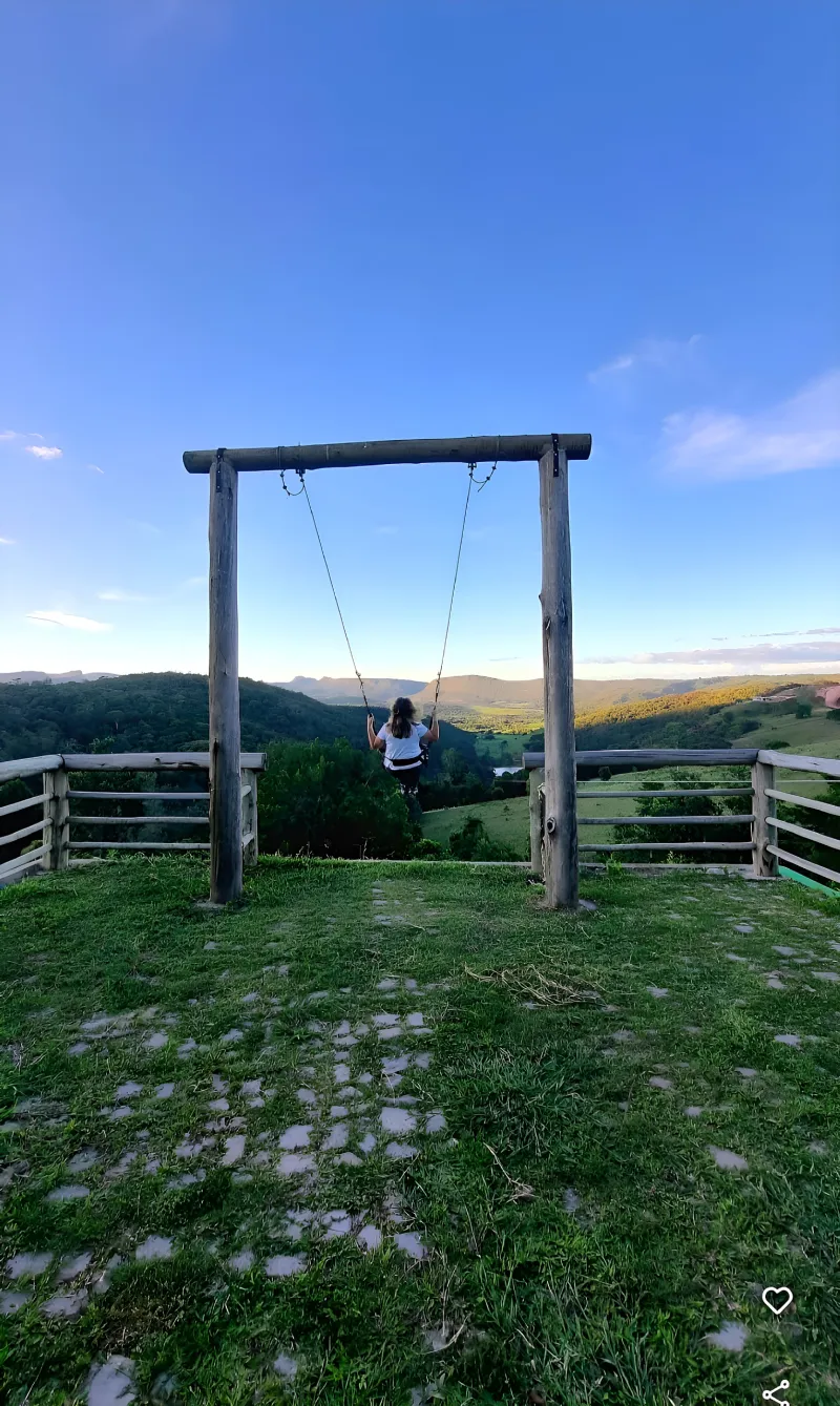 Pórtico de tirolesa em área verde com vista para o vale — Tribo da Trilha PE