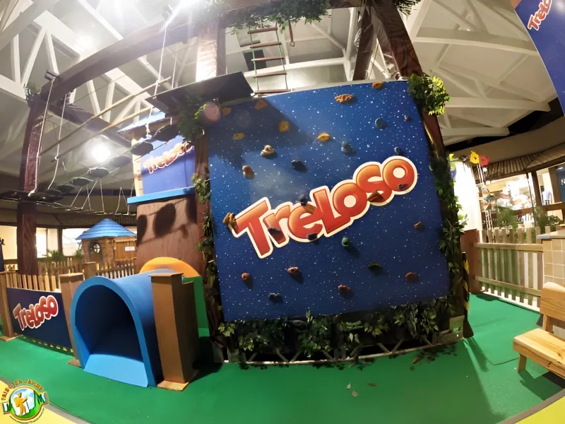 Parede de escalada temática montada em shopping — Tribo da Trilha PE