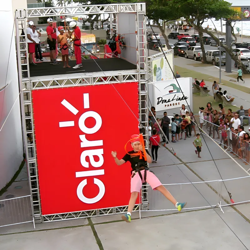 Torre de tirolesa com lona da marca em evento de rua — Tribo da Trilha PE