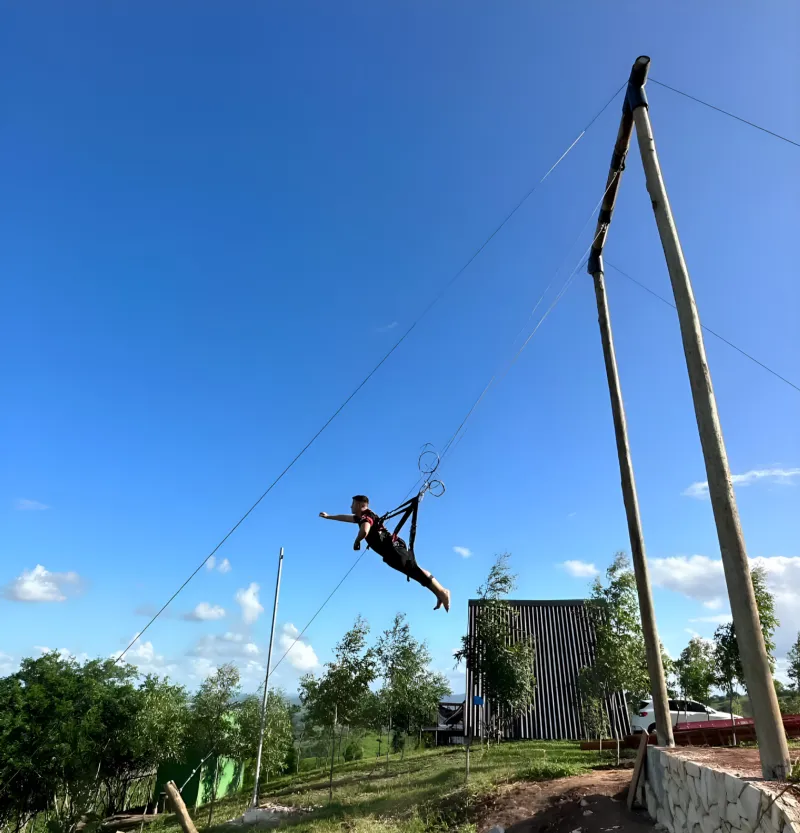 Participante em voo na tirolesa de um parque — Tribo da Trilha PE