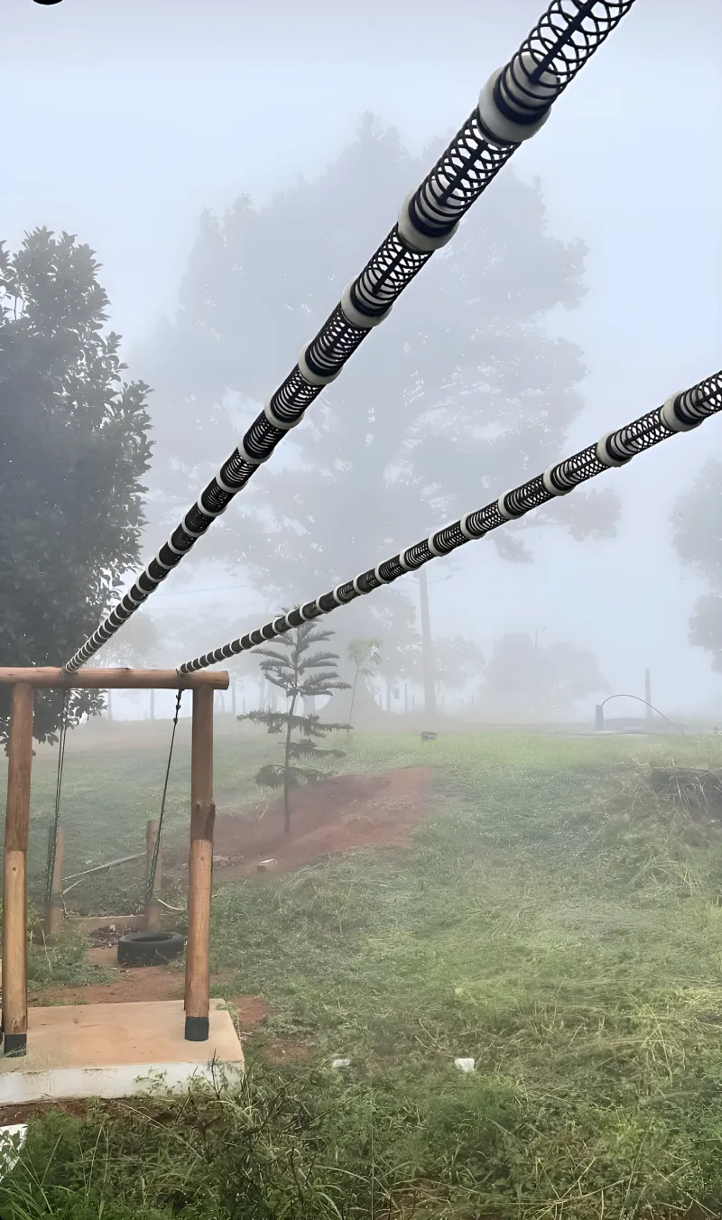 Cabos da tirolesa na neblina da serra — Tribo da Trilha PE