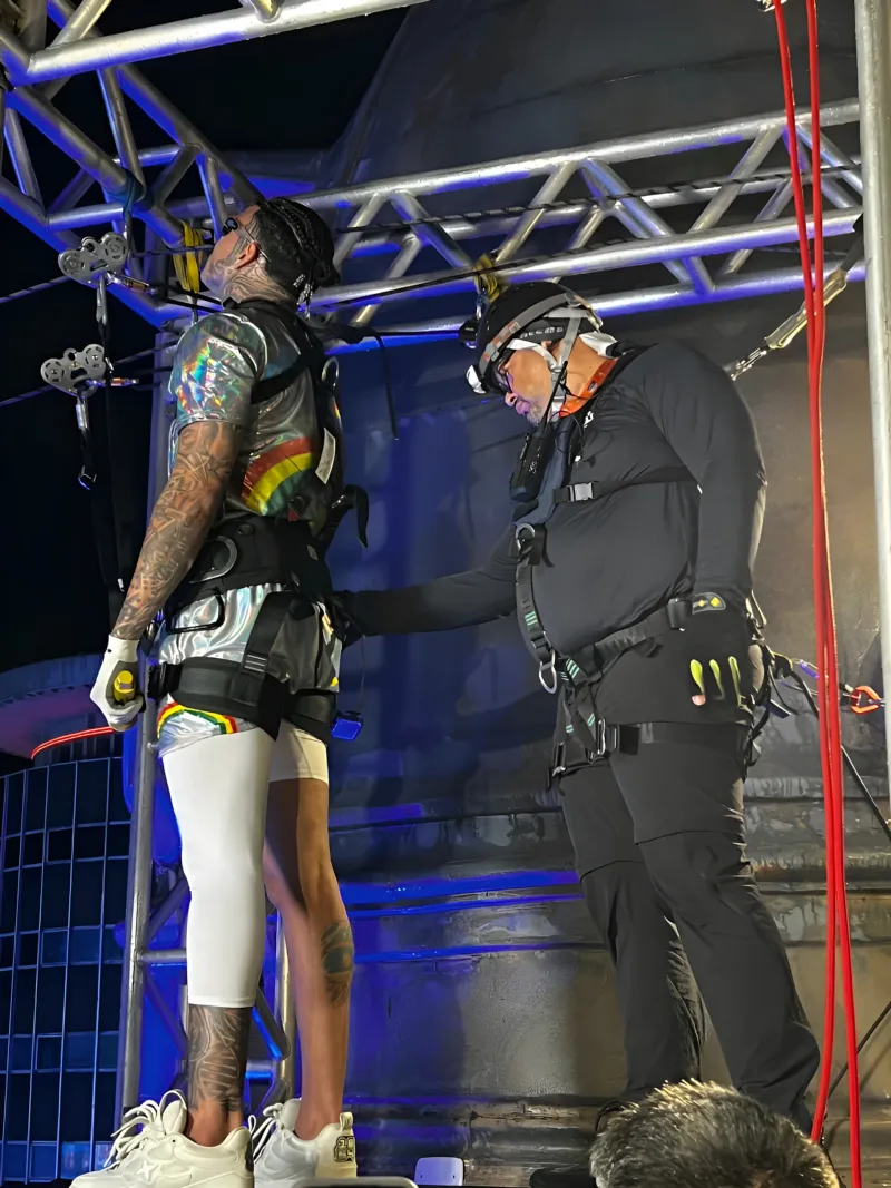 Condutor conferindo o equipamento do participante antes da tirolesa — Tribo da Trilha PE