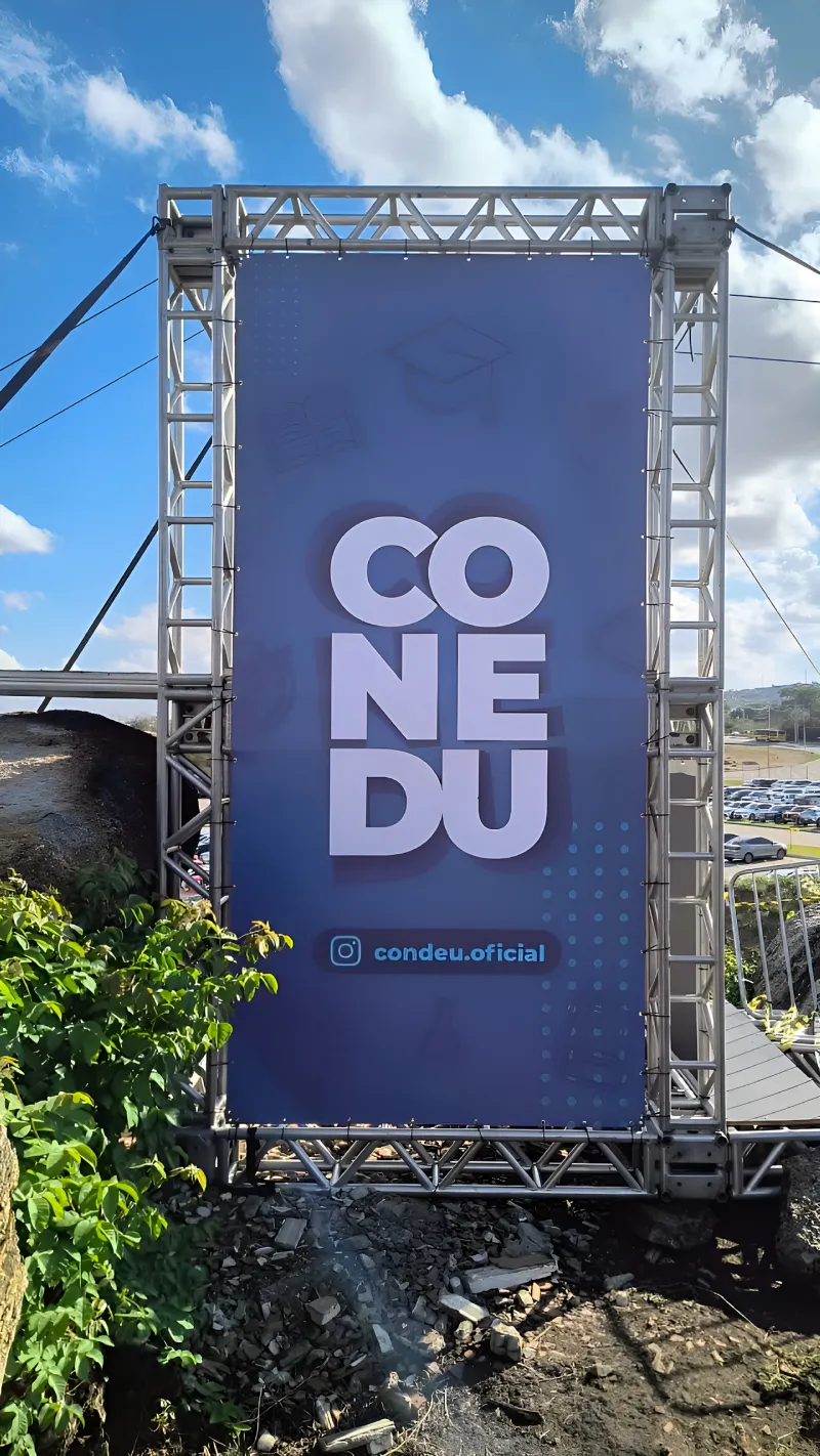 Torre de tirolesa com estrutura metálica e lona personalizada — Tribo da Trilha PE